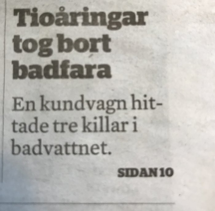 Artikelrubrik om tioåringar som tar bort badfaror och referens till en kundvagn och killar i badvatten.