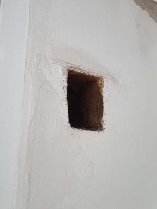 Öppning i vägg efter borttaget väggskåp och köksfläkt, ca 13x17cm stor.