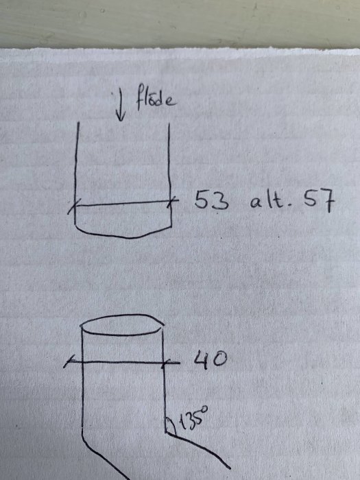 Handritad skiss av en avloppsavluftning med dimensionerna 53 eller 57 mm kopplad till en 40 mm böj.