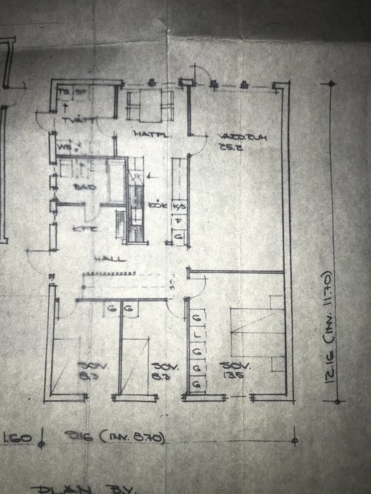 Ritning av husets planlösning markerande en dörröppning mellan kök och vardagsrum för en renovering.