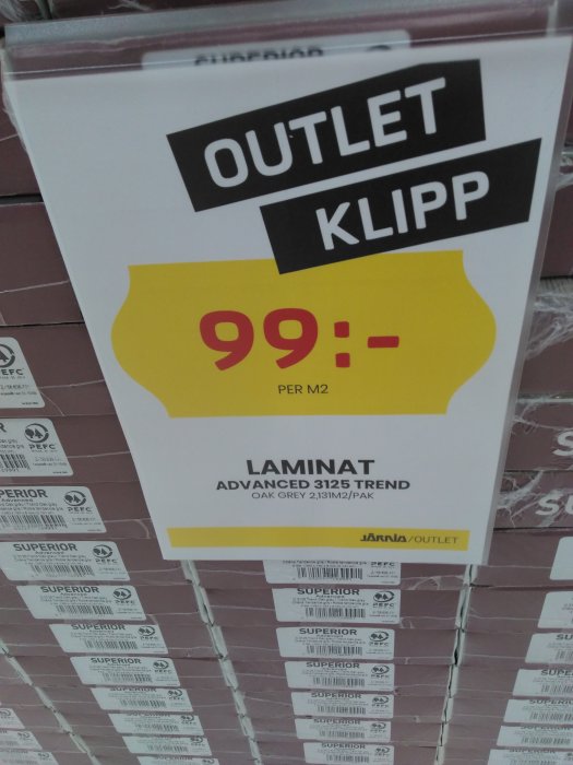 Reklamskylt för laminatgolv med "Outlet Klipp" erbjudande på 99 kr per kvadratmeter från Järnia Outlet.