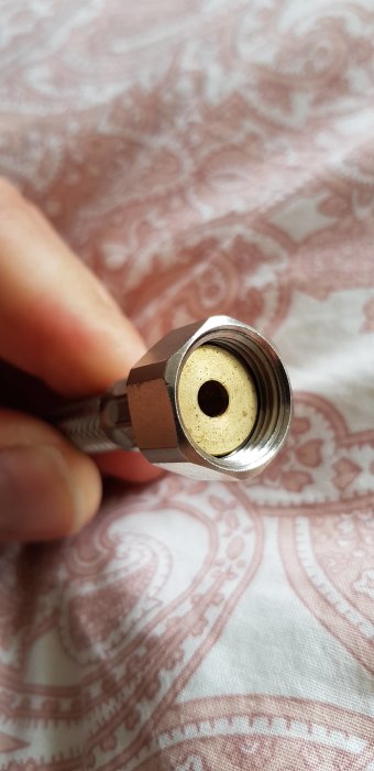 Närbild på GROHE Quadra krananslutning utan packning.