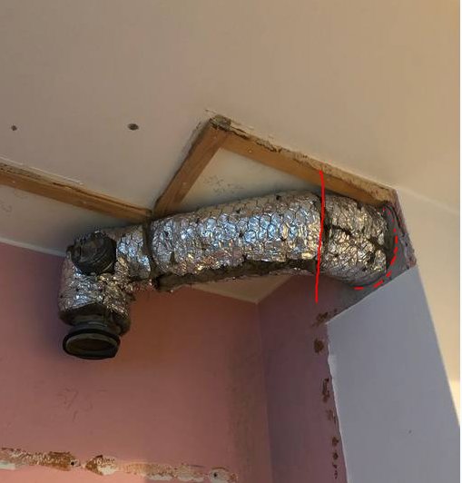 Isolerat ventilationsrör i tak med röd markering vid skarv och streckad linje som representerar en fråga.