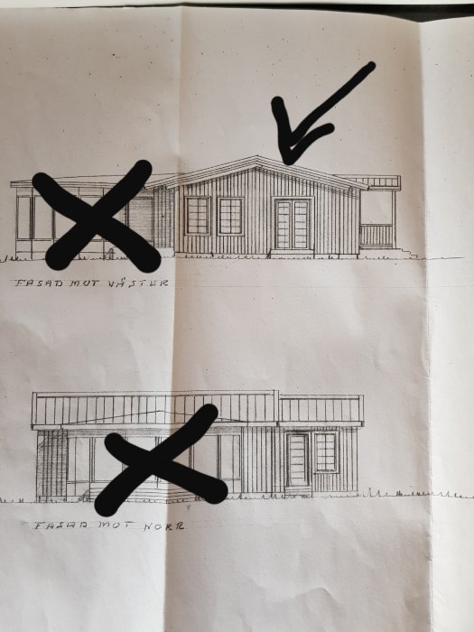 Ritning av ett traditionellt småhus med markeringar för planerad tillbyggnad och nya smalare fönster.