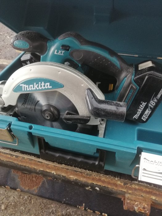 Makita cirkelsåg i verktygslåda använd för att bygga botten på en balvagn.