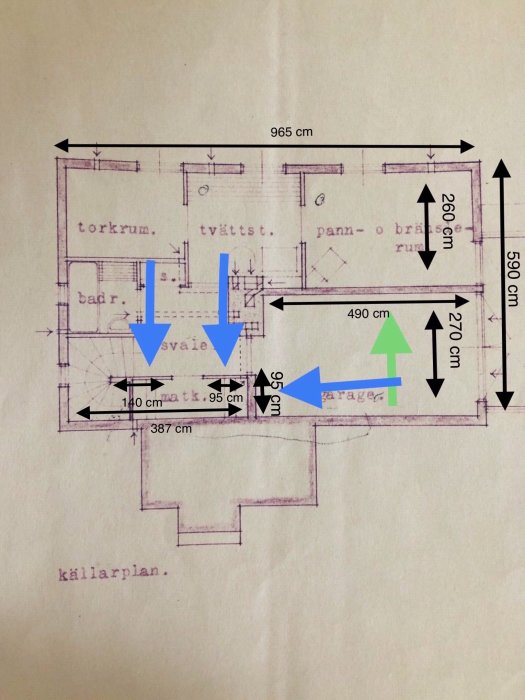 Ritning av källarplan med dimensioner för rum och väggar inklusive måttangivelser för betonghålsten och golvbjälklag.