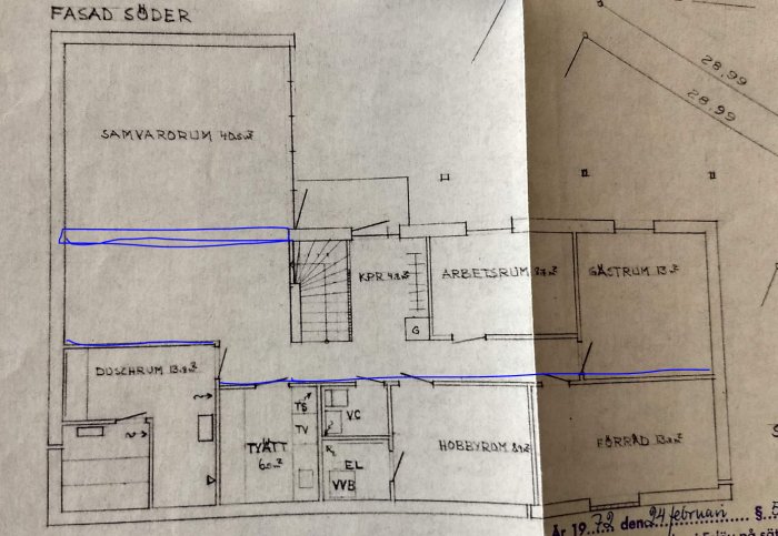 Handritad planritning med markerade balkar nära tegelvägg i en byggnads bottenvåning.