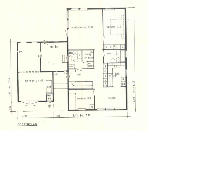 Ritning av bottenvåningen på ett 1,5-plans Älvsbyhus från 1975 med kök, vardagsrum och garage.