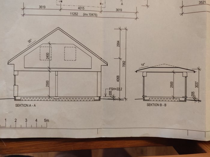 Arkitektonisk ritning av ett husvisande sektion A-A och B-B med mått och vinklar för bygglov.