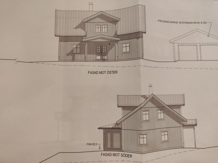 Arkitektritningar av ett hus med detaljerad fasad mot öster och söder samt ett separat garage.