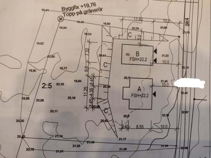 Bygglovsritning med markerade byggnader och höjdkoter, inklusive planlösning för ett garage.