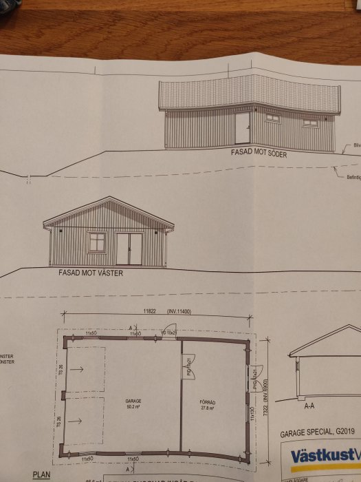 Arkitektritningar av ett garage med planlösning och fasadvyer mot söder och väster.