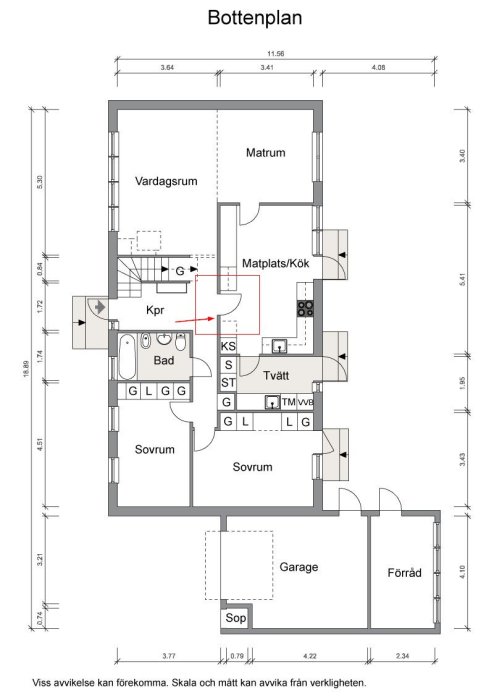 Ritning av husets bottenplan som visar öppning mellan vardagsrum och kök markerad med röda linjer.