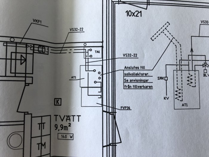 Arkitektritning av en tvättstuga med märkningar för ventilation och vvs-installationer, inklusive indikationer för anslutning till solkollektorer.