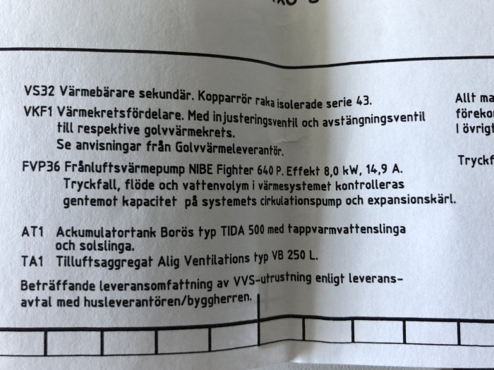 Närbild av byggrelaterade tekniska specifikationer på ett dokument, innehåller termer som värmepump och ackumulatortank.