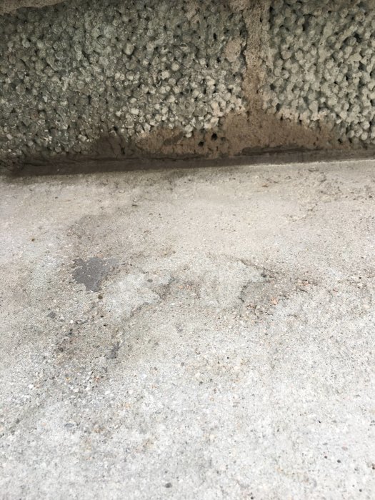 Grov och gropig yta på en nyligen gjuten betongbänkskiva.