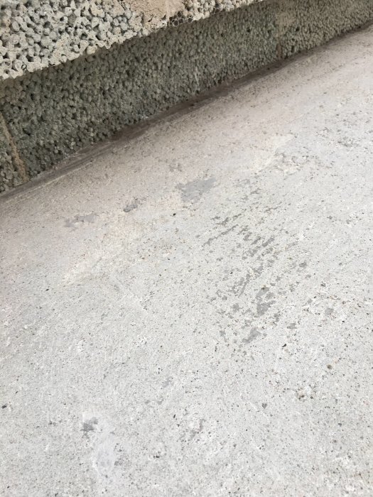 Gjuten bänkskiva med grov och ojämn yta efter snabb bränning, delvis slipad.
