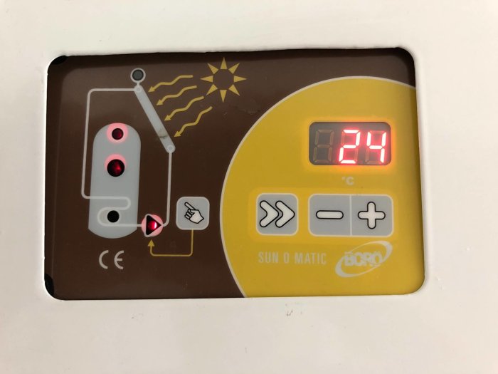 Temperaturkontrollpanel med ikoner och 24 grader Celsius visas på displayen.