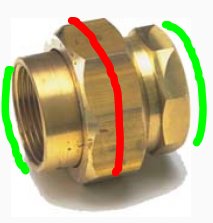 Mässingskoppling för rör med färgmarkeringar som visar tätningssystemet, grön för gängorna, röd mutter och blå inringad tätning.