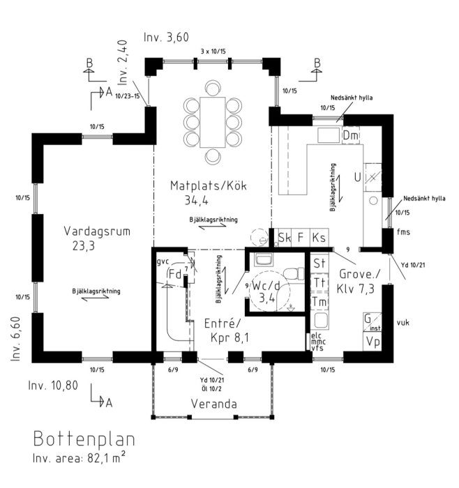 Arkitektonisk ritning av ett hus bottenplan med öppen planlösning, rum fördelning och mått.