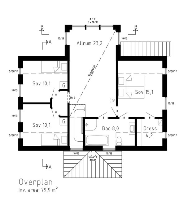 Överplansritning av ett hus med öppen planlösning, två sovrum, allrum, badrum och dressrum, märkt med mått.