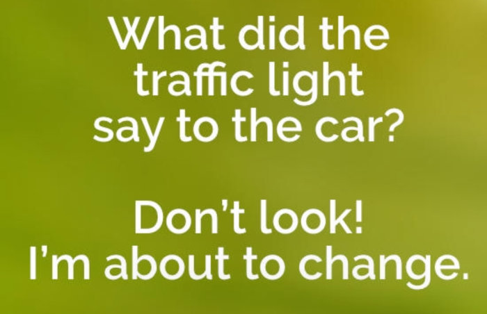 Text på grön bakgrund: ”What did the traffic light say to the car? Don’t look! I’m about to change.”