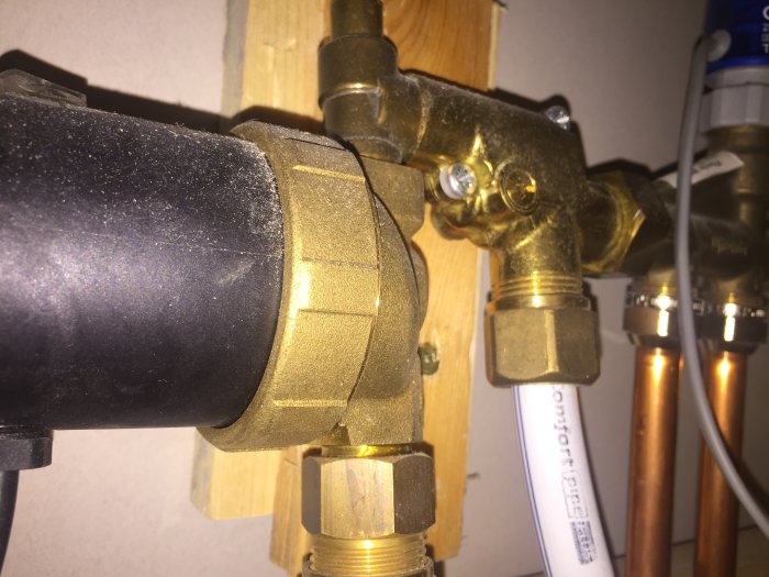 VVS-installation med kopparledningar och Fluvia push-golvvärmesystem.