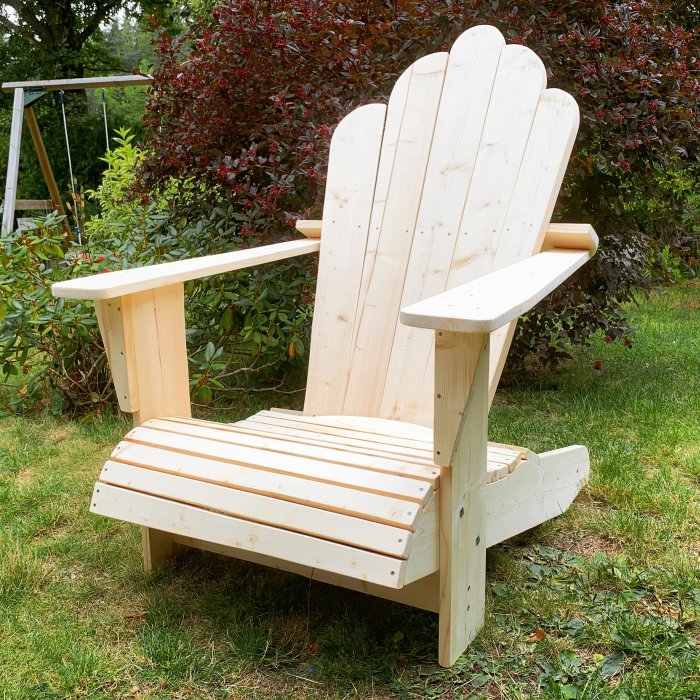 Nybyggd träadirondeckstol står i en trädgård utan oljebehandling.