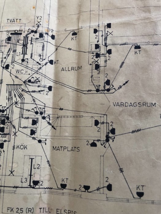 Elektriskt schema över en bostads planlösning, markerat med lampor och strömbrytare.