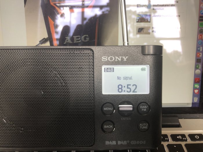 Sony digitalradio på laptop med texten "No signal", speglar kontorsmiljö, klockan är 8:52.