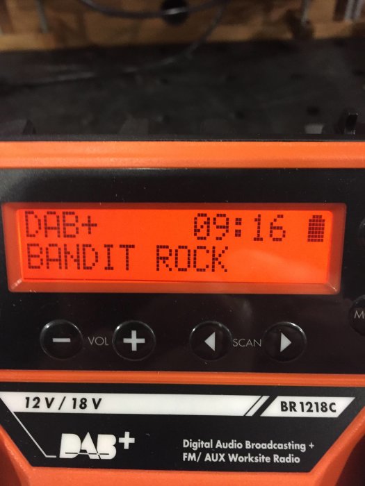 Digital arbetsplatsradio på DAB+ visar stationen "BANDIT ROCK" på displayen.