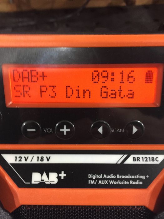 Närbild på en DAB-radio med visad station "SR P3 Din Gata" och tid "09:16".