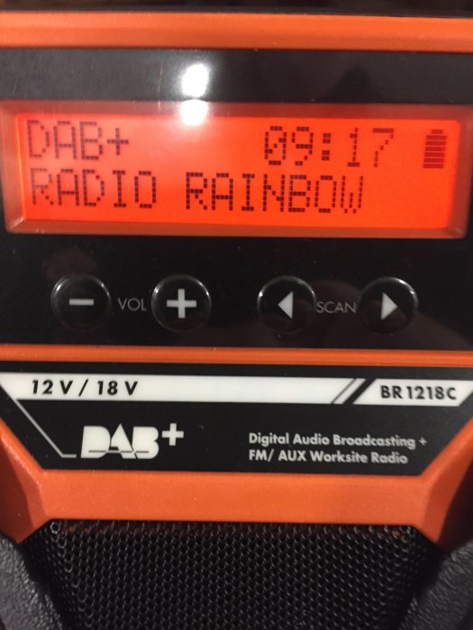 DAB+ radio med visad station "RADIO RAINBOW" på displayen och olika kontrollknappar och logotyper.