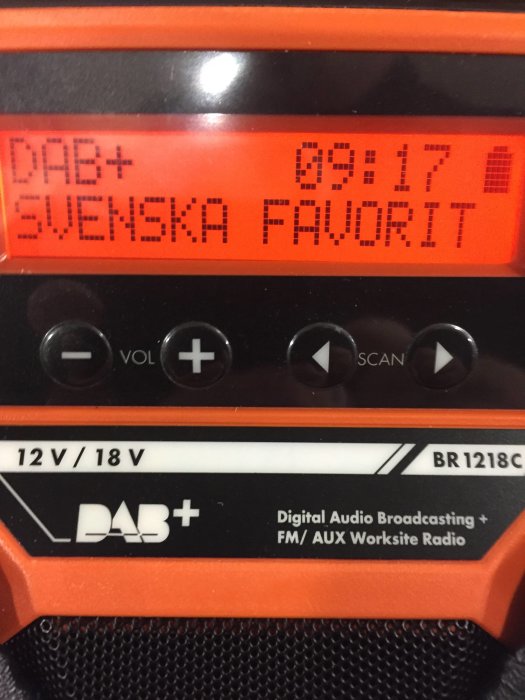 Display på en bärbar DAB+/FM-radio visar "Svenska Favorit" och klockan 09:17.