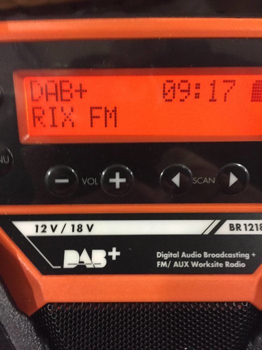 Digital arbetsradio som visar DAB+ Rix FM på skärmen och tid 09:17, med Vol- och Scan-knappar synliga.