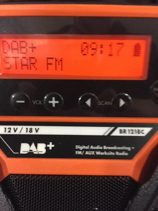 Närbild av en digital DAB-radio som visar STAR FM-station och klockan 09:17 på displayen.