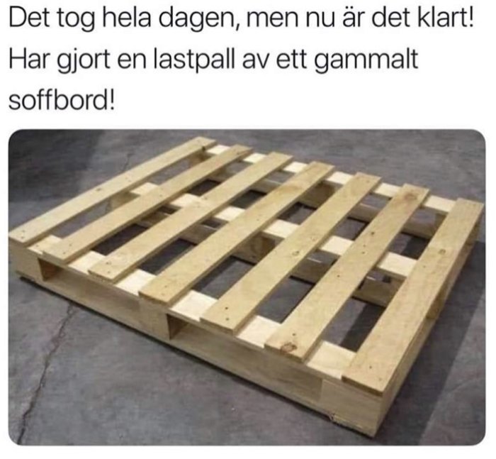 En hemmagjord lastpall av återbrukat trä från ett gammalt soffbord.