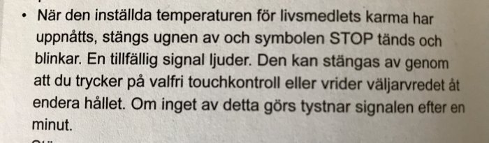 Text från en bruksanvisning som beskriver avstängningsprocessen för en ugn när inställd temperatur är uppnådd.