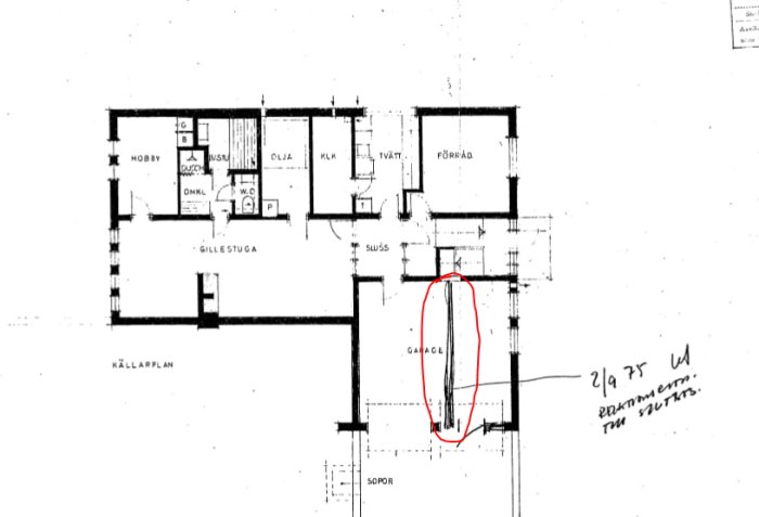 Planritning av källarvåning med markerad vägg i garaget, handskrivna anteckningar och måttangivelser.