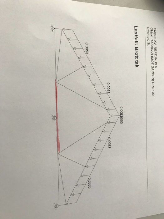 Ritning av valmat tak med måttsatta takstolar och en vägg markerad i rött.