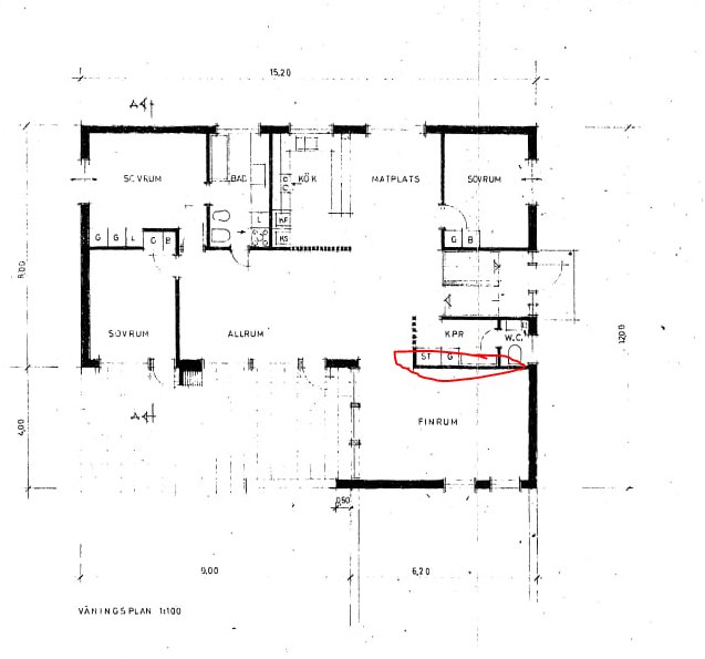 Arkitektritning av övervåningens planlösning, rödmarkerad vägg vid finrummet över garaget.