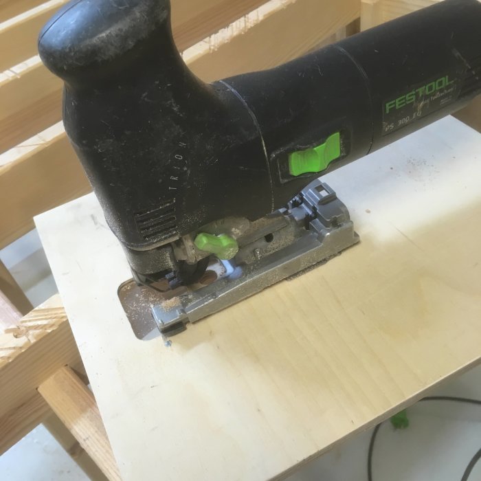 En dammig Festool sticksåg monterad på en 9mm björkplywoodplatta med splitterskydd av plexi, redo för arbete.