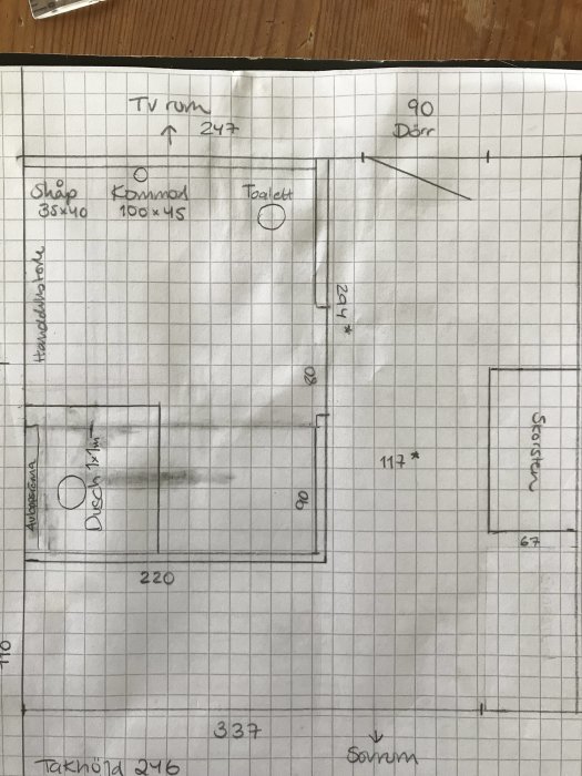 Handritad skiss av ett badrum med måttangivelser, inklusive placering av toalett och dusch för renovering av mellanbjälklag.