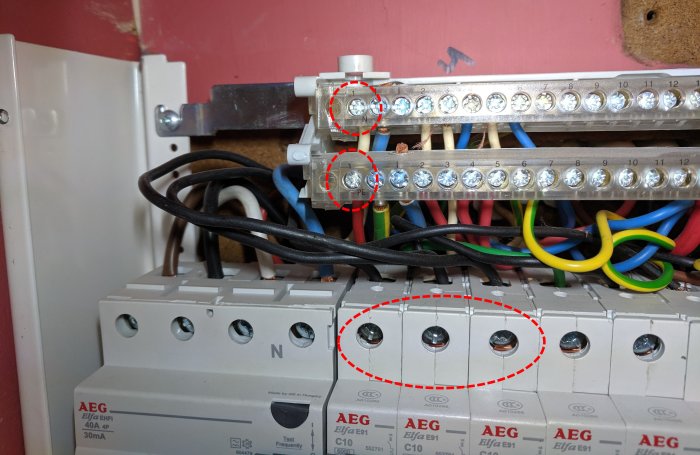 Elcentral med Perilex-kontakt och säkringar, rödmarkerade kablar och säkringar relaterade till induktionsspis.