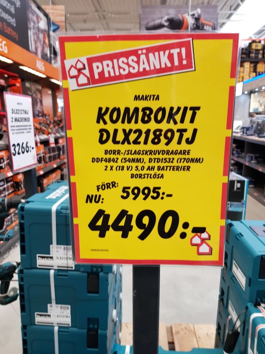 Reaprisetikett för Makita kombokit DLX2189TJ med borr/skruvdragare och slagborr, med tillhörande verktygslådor.