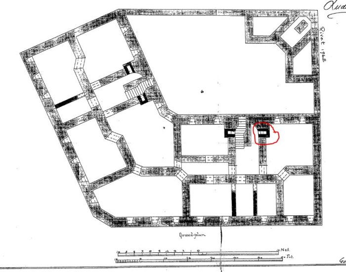 Våningsplanritning med markerad pelare/murstock i ett sekelskiftes hus, potentiellt bärande vägg.