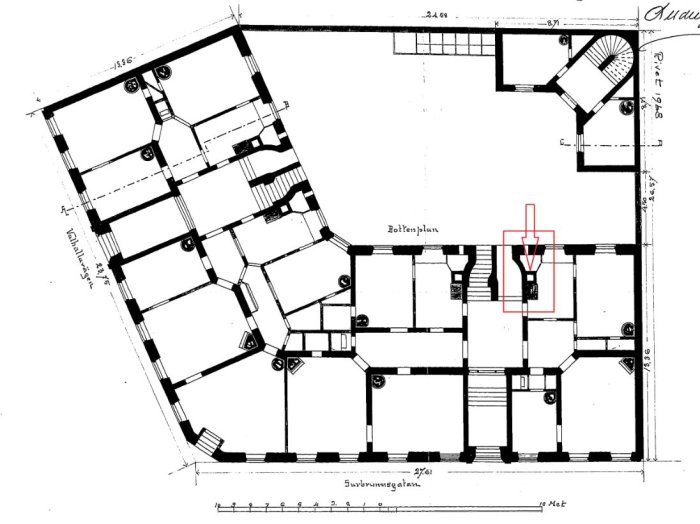 Svartvit ritning av bostadsplan med markerad position för potentiell bärpelare/murstock i en sekelskiftesfastighet.