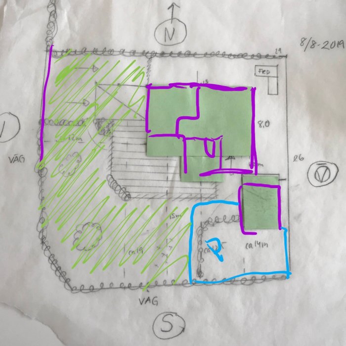 Handritad skiss av ett tomtområde med markerad placering för hus och infart, samt angränsande garage.