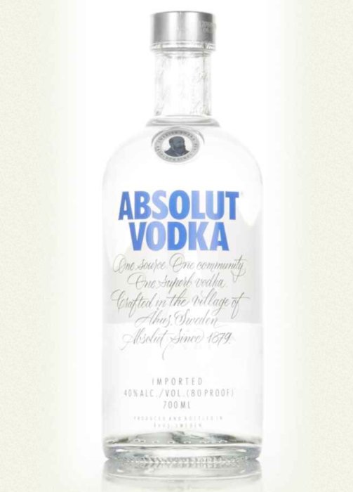 Flaska Absolut Vodka med texten "Crafted in the village of Åhus, Sweden" på etiketten.