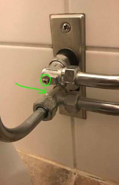 Rörkoppling med ballofix utan plastvred, indikerat vridningsställe med grön pil.